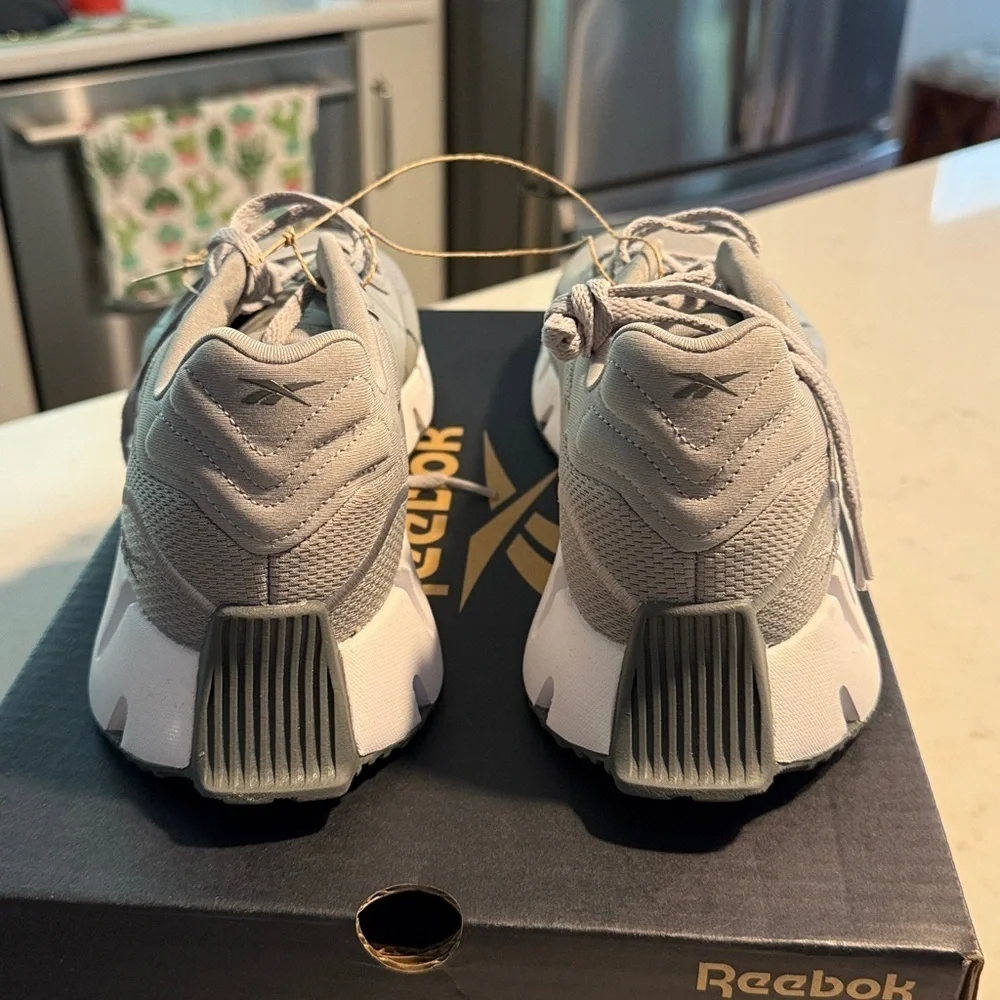 NIB Reebok Grey Zig Dynamica 4 men’s 10.5 woman’s 12
